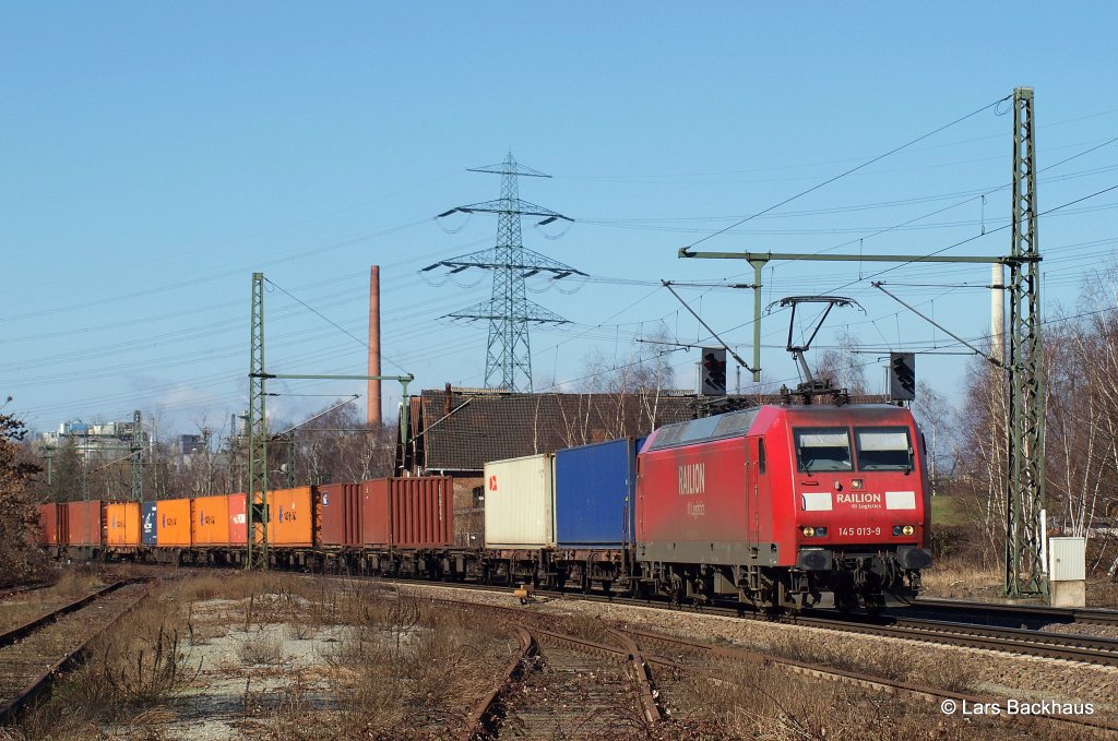 145 013-9 folgt mit einem weiteren Containerzug aus dem Hamburger Hafen durch Hamburg-Unterelbe am 19.03.11.