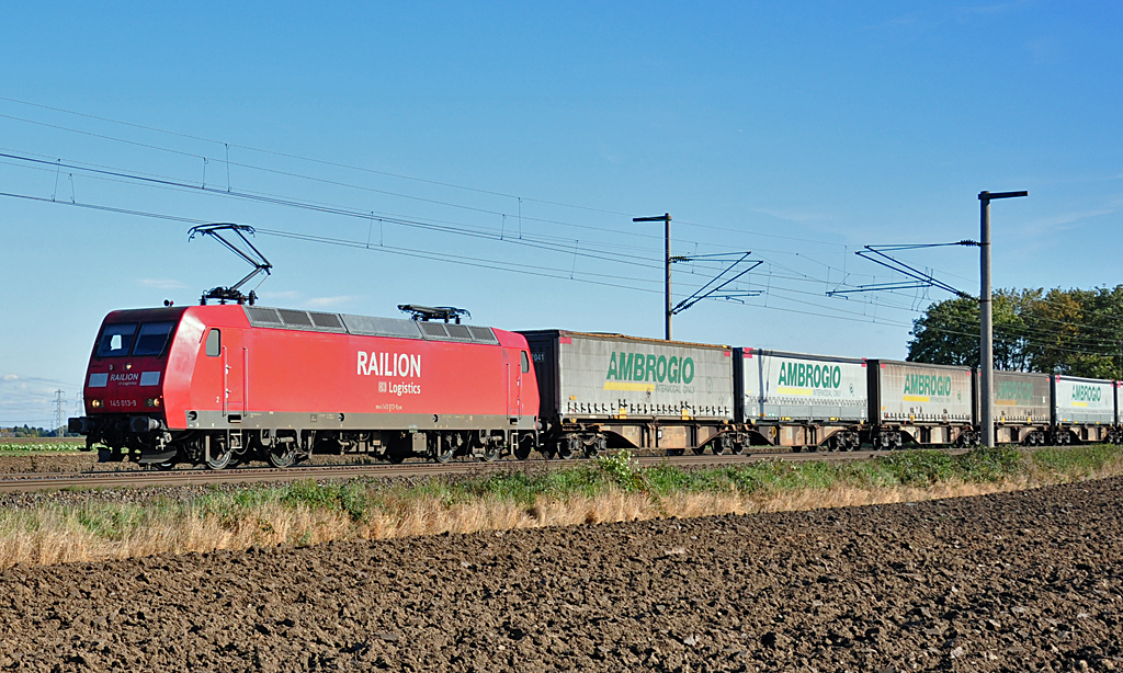 145 013-9 mit  Ambrogio-Gterzug   zwischen Bonn und Brhl - 21.10.2010