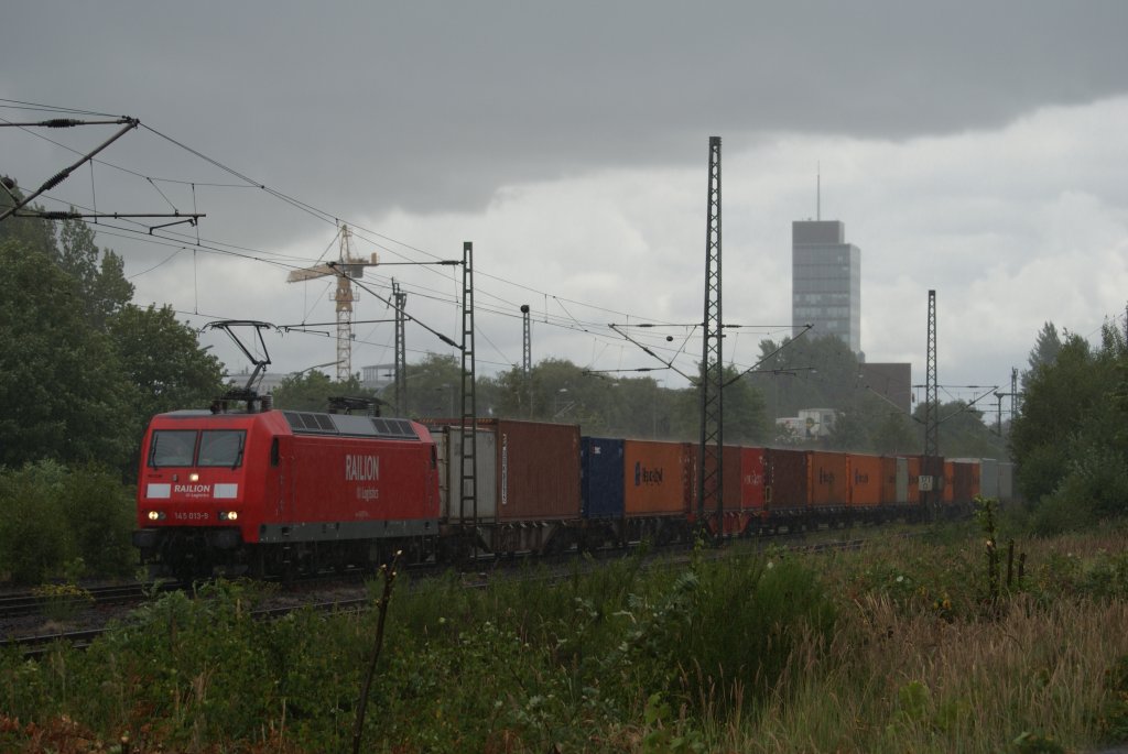 145 013-9 zieht ihren Containerzug durch den Regen in Hamburg Unterelbe am 09.07.2009