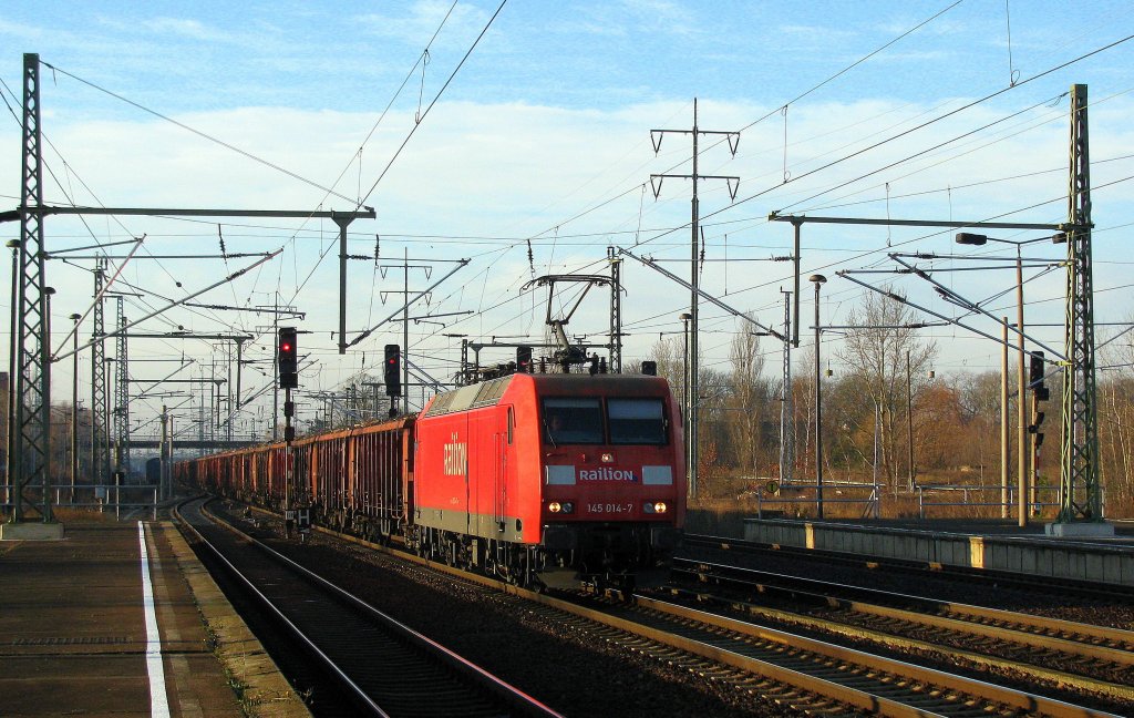 145 014-4 erreicht mit Holzabfllen am 5.12. in Berlin Schnefeld und fhrt prompt den Sonderzug nach Dresden zu.