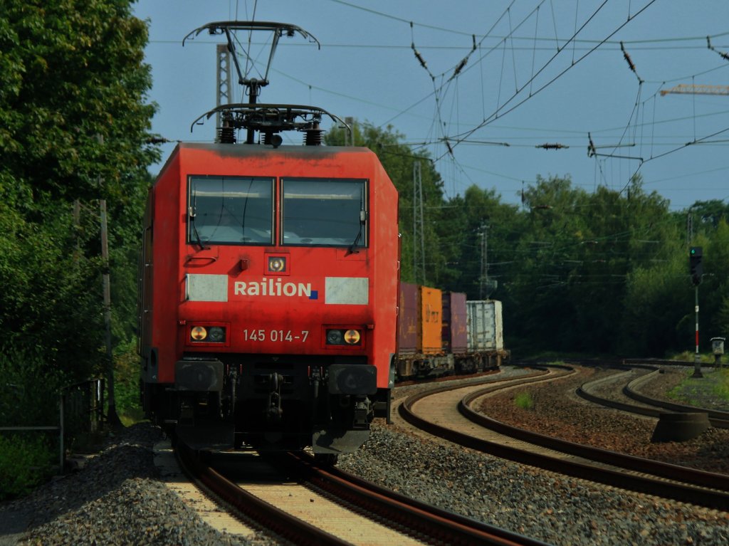 145 014-7 fhrt am 21.08.2012 mit einem Containerzug auf der KBS 480 durch Eschweiler Hbf nach Aachen West. Der Zug ist ganz langsam auf Gleis 1 unterwegs und kommt gleich vor dem Ausfahrtsignal zum stehen um auf dem Nachbargleis den ICE 14 Frankfurt/Main - Bruxelles-Midi durchzulassen.