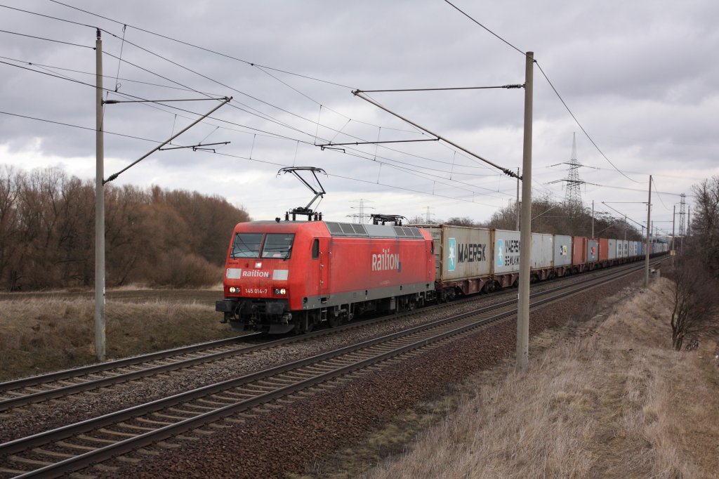 145 014-7 mit dem sonntglichen Containerzug in Richtung Braunschweig. Fotografiert am 14.03.2010 in Magdeburg Diesdorf. 