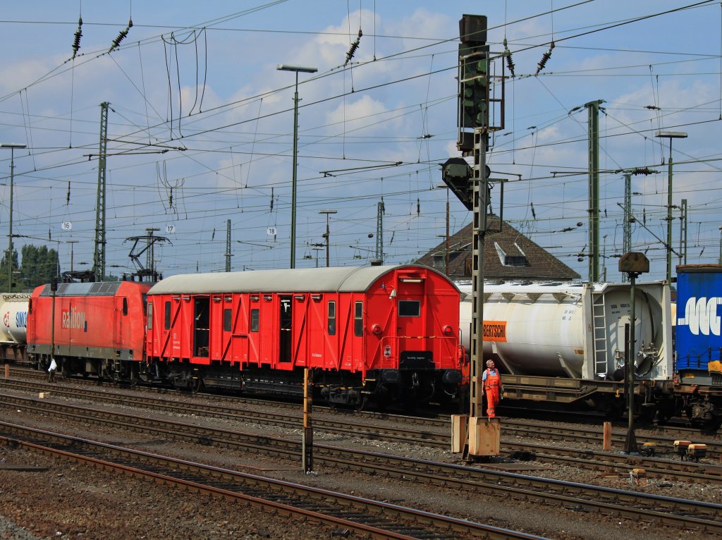 145 014-7 steht mit dem Einheitshilfsgertewagen 60 80 99-11 061-1 am 22.08.2012 in Aachen West. Deutlich zu erkennen ist der verrutschte und in Schrglage hngende Container. In der Nacht ist dort ein Sdgmns der HUPAC bei der Einfahrt in Aachen West an einer Weiche entgleist. Der Wagen ist als vorletzter im Zug gelaufen und steht nun wieder auf den Schienen. Nun mu noch der verrutschte Container geradegestellt werden und wieder in die Transportzapfen. Ob dieser schon vor oder erst durch die Entgleisung verrutscht und in Schrglage geraten ist wird nun untersucht.