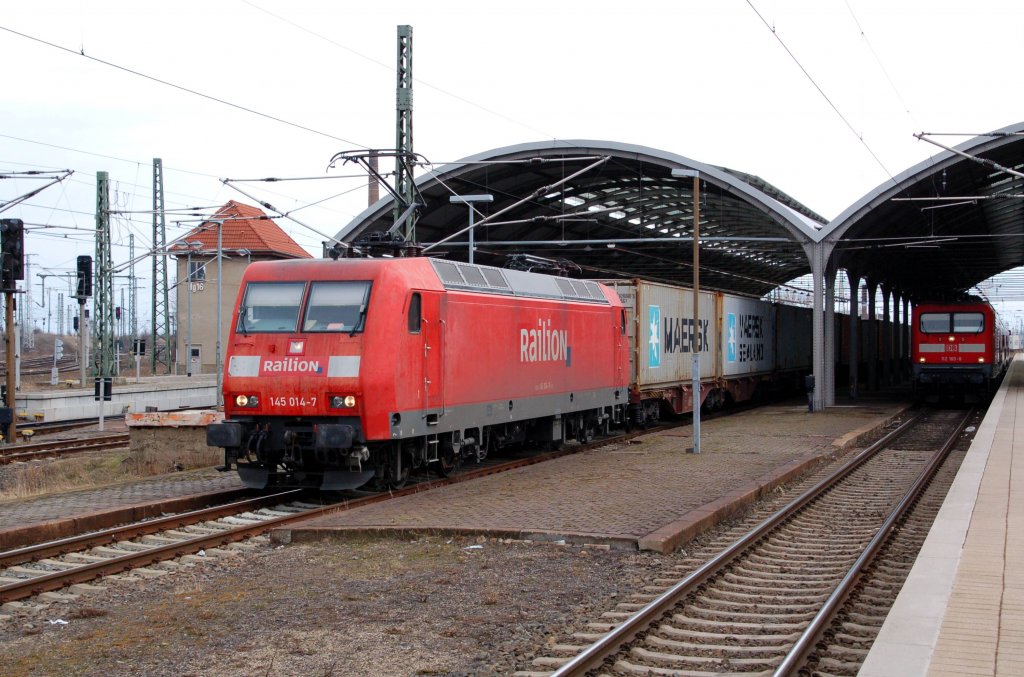 145 014 zieht am 14.03.10 einen Containerzug durch den Hbf Halle(S) Richtung Rbf und dann weiter Richtung Berlin oder Hannover.