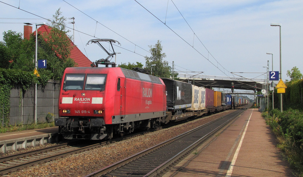 145 015-4 fhrt am 18.08.2011 mit einem Sattelschlepperzug durch Karlsruhe Hagsfeld.