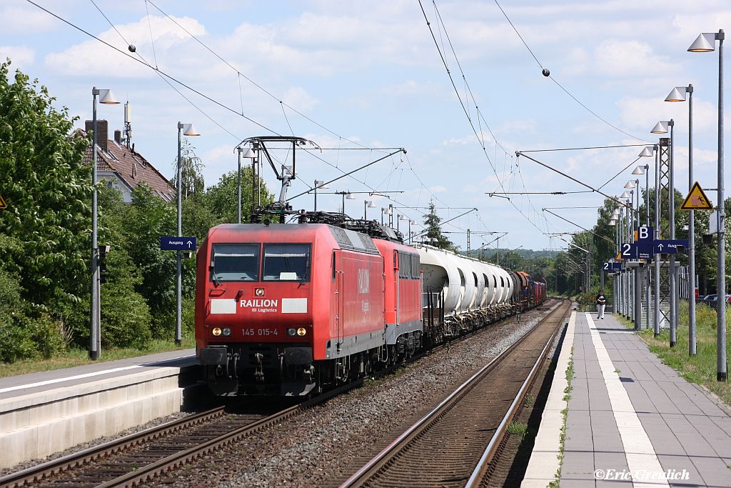 145 015 mit 140 805 in V�lksen/Eldagsen am 17.06.2011.