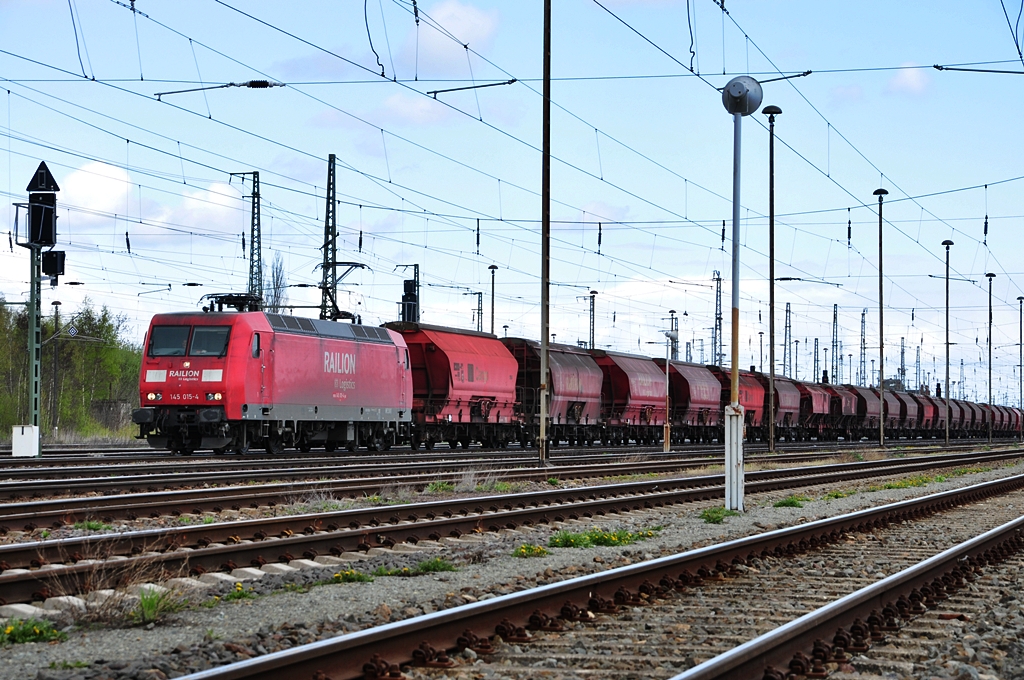 145 015 wartet auf ihre Ausfahrt im Bf Stendal am Abend des 21.04.2010
