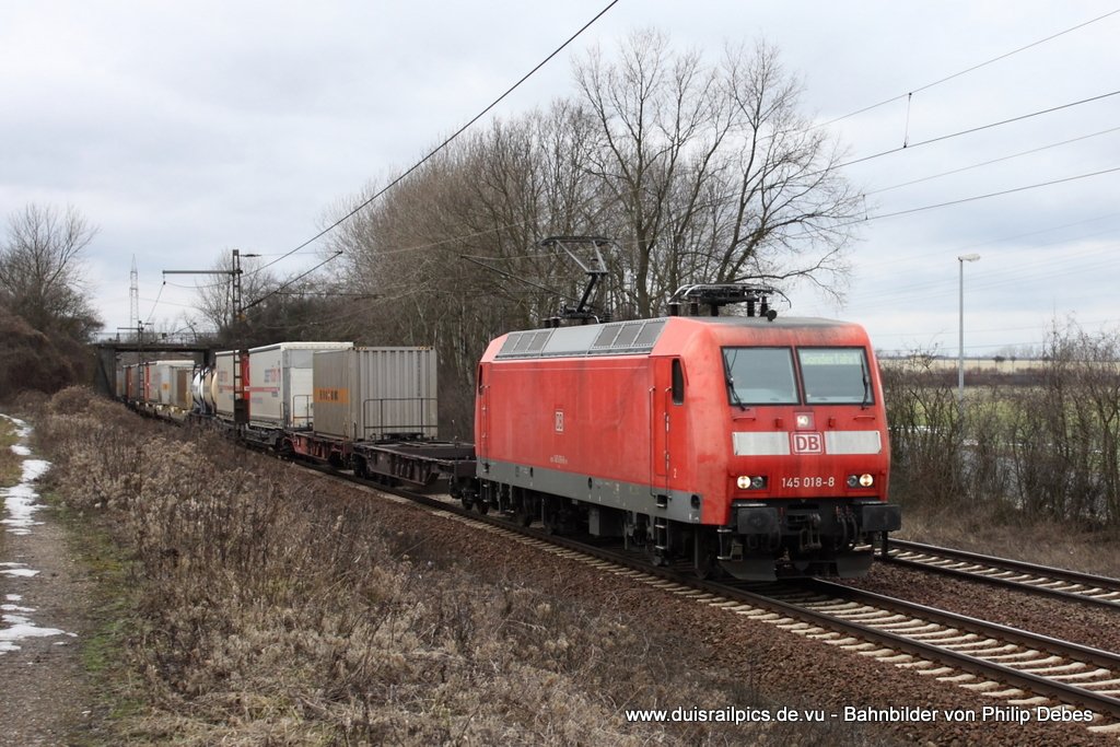 145 018-8 (DB) fhrt am 27. Februar 2010 um 14:11 Uhr mit einem Gterzug durch Ahlten