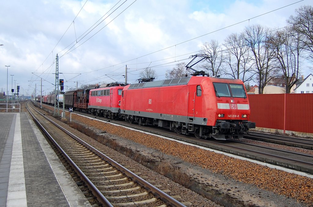 145 018-8 zieht einen gemischten Gterzug durch Rathenow. An ihren Haken hat Sie als Wagenlok noch die 140 327-8. 16.03.2010