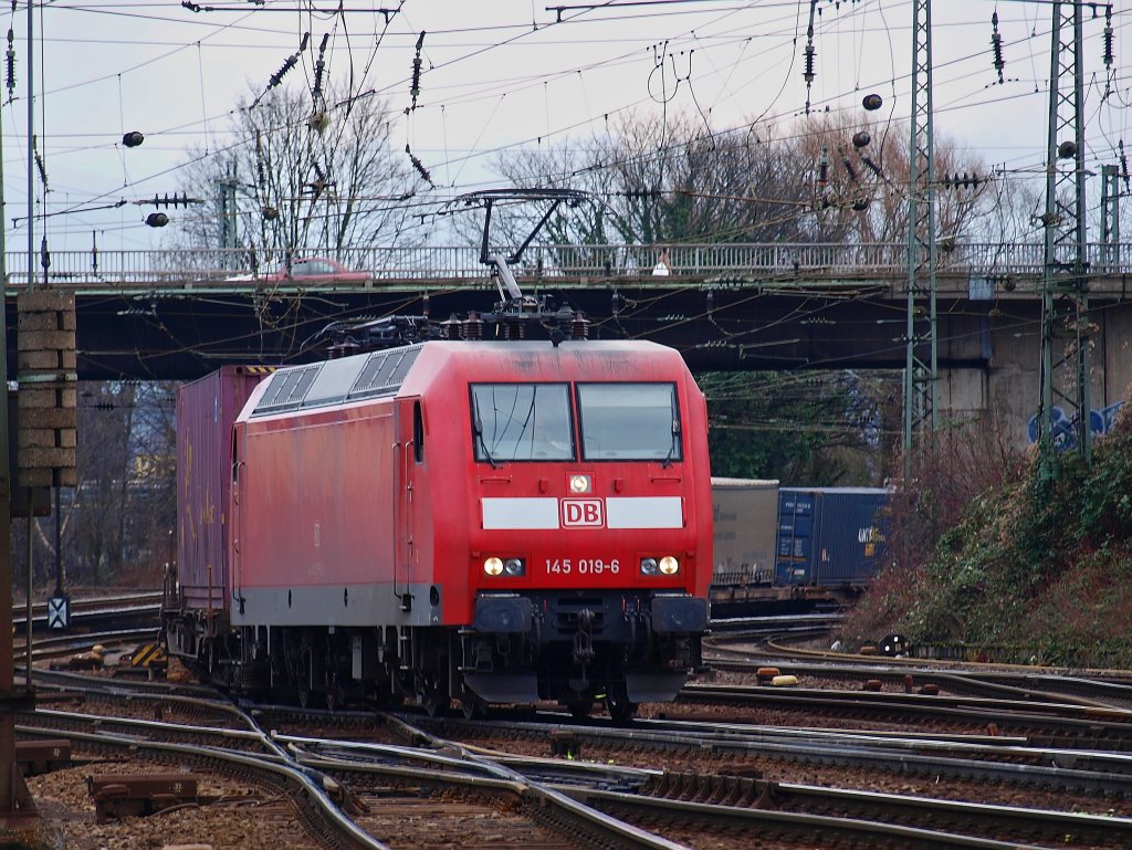 145 019-6 kommt am 13.02.2011 mit einem Containerzug unter der Brcke Turmstrasse nach Aachen West.
