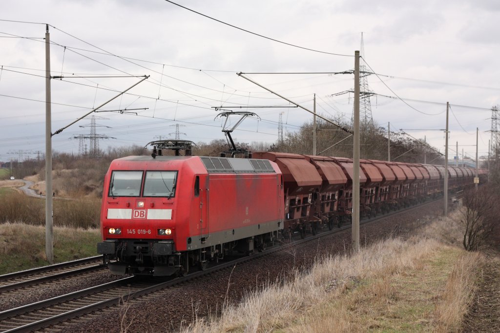 145 019-6 mit einem Ganzzug tschechischer Selbstentladewagen. Der Zug fhrt auf dem linken Gleis in Richtung Braunschweig, wahrscheinlich wegen Bauarbeiten. Fotografiert am 21.03.2010 in Magdeburg Diesdorf. 