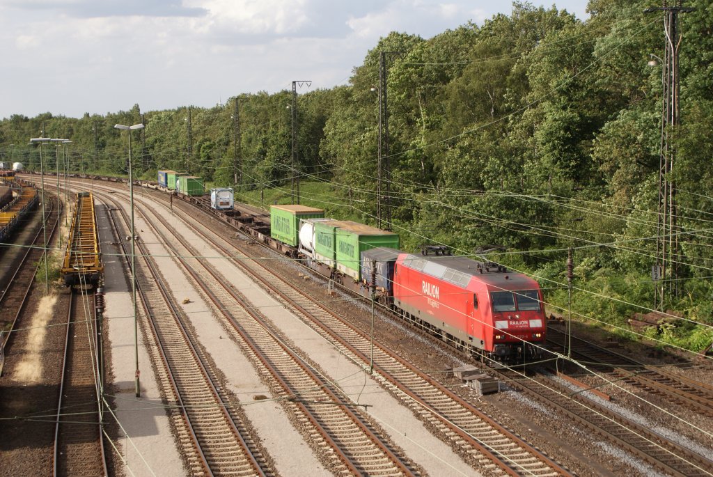 145 020-4 mit dem Hangartner in Duisburg-Entenfang am 16.07.2010
