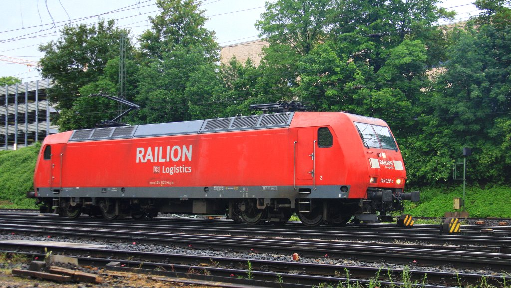 145 020-4 von Railion rangiert in Aachen-West bei in der Abendsonne und Regen am Abend vom 13.6.2013.