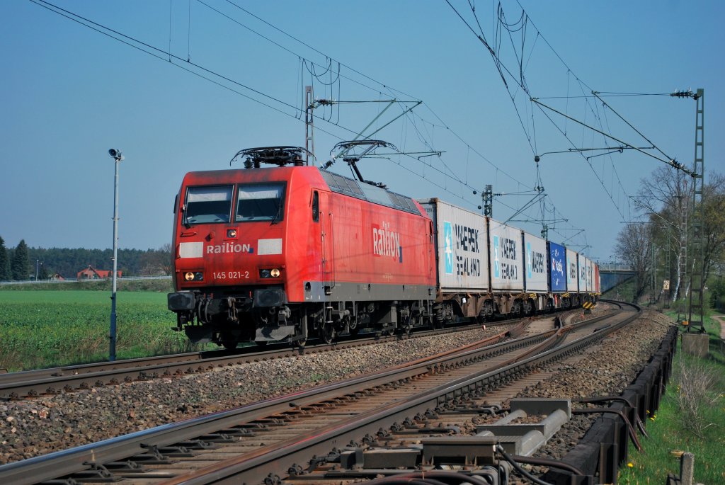 145 021-2 hier mit einem Containerzug auf der KBS 380 Richtung Hannover an der st. des ehemaligen Rohrsener Gbf. Aufgenommen am Vormittag des 19.04.2011