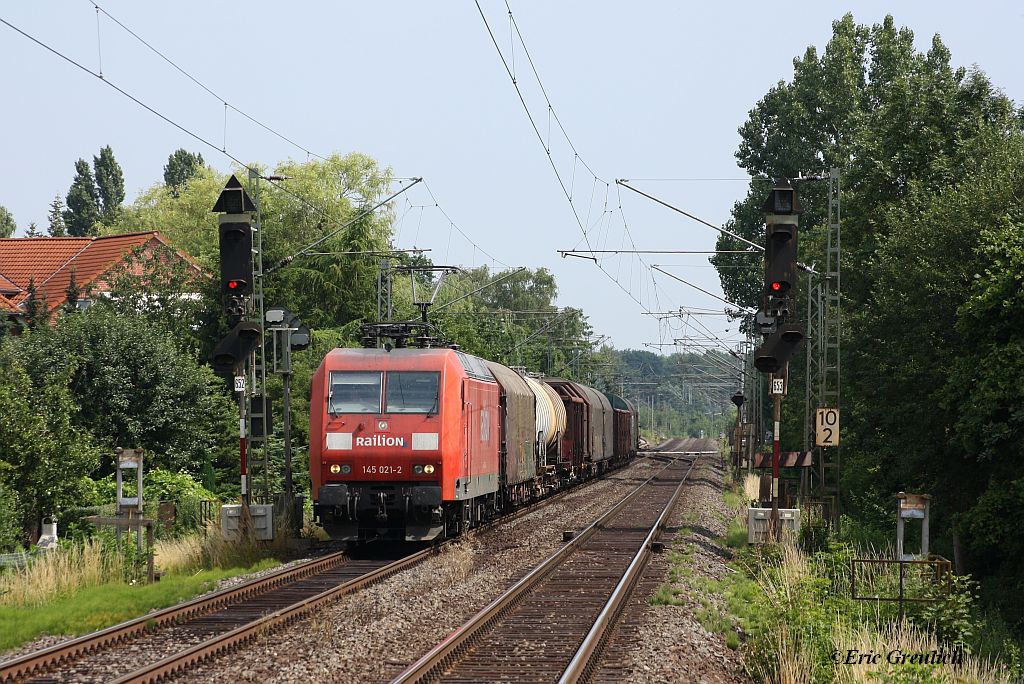 145 021 mit einem kurzen G�terzug am 29.06.2011 in Empelde.
