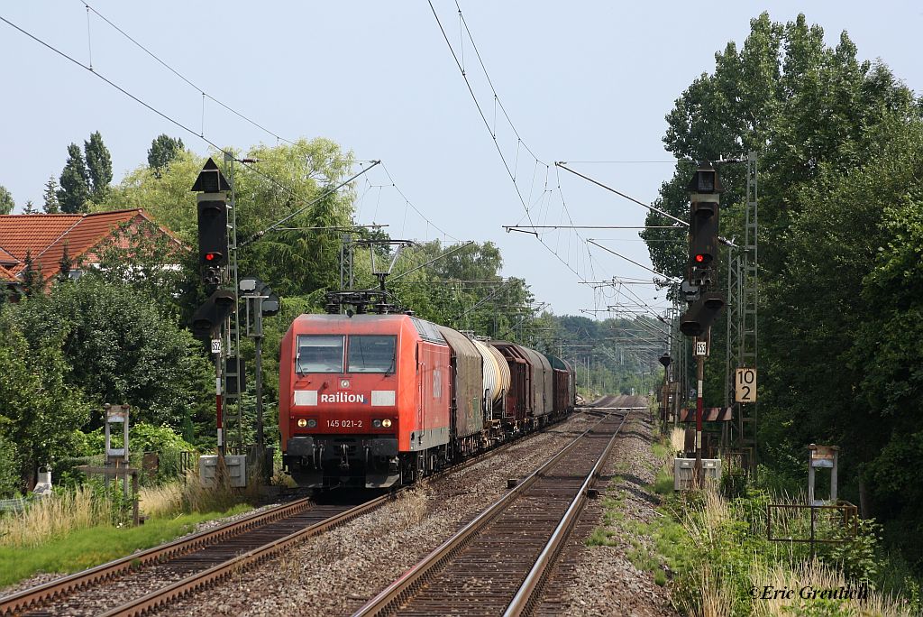 145 021 mit einem kurzen Gterzug am 29.06.2011 in Empelde.