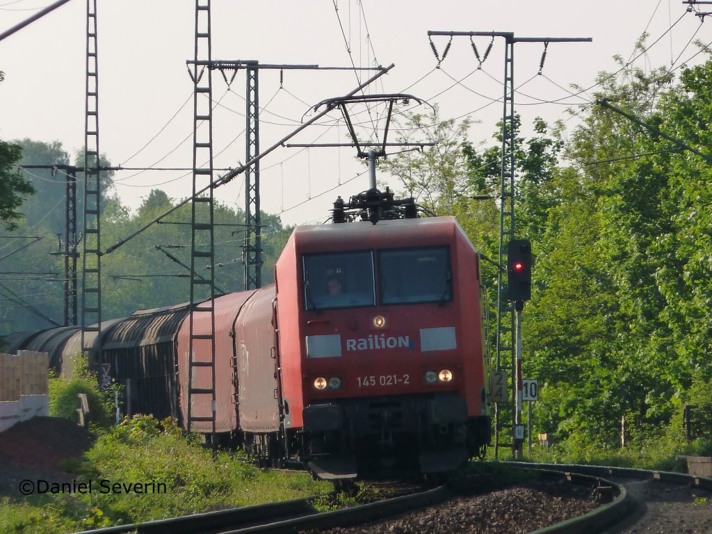 145 021 vn Railion schl�ngelt sich die Kurve kurz vor Dresden Cotta lang.
6.5.11