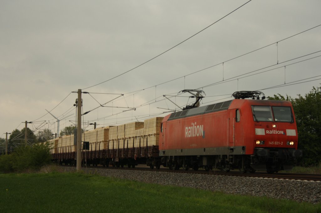 145 021 zog am 08.05.2010 einen gemischten Gterzug in der nhe von Immensen Arpke