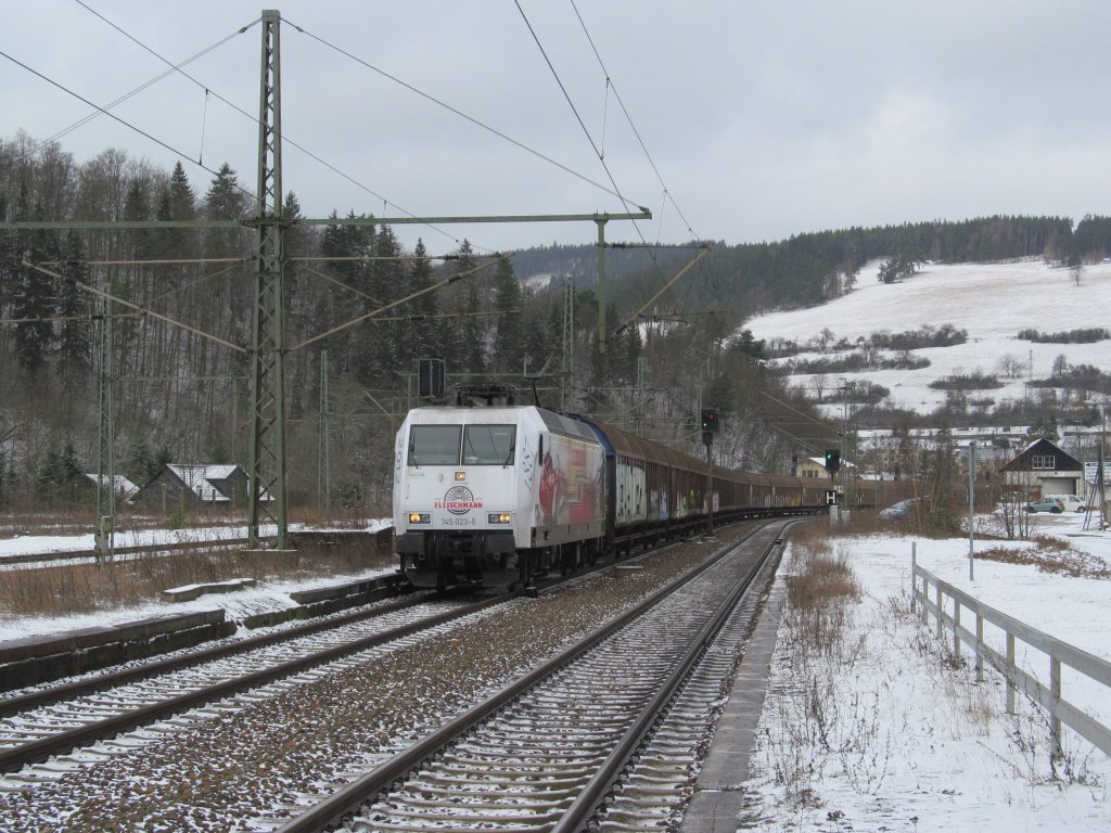 145 023-6  Fleischmann  der Pressnitztalbahn zieht am 06. Februar 2013 den DGS 48804 durch Probstzella in Richtung Kronach.