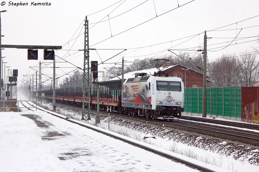 145 023-6 PRESS  125 Jahre Fleischmann  (145 083-2) mit einem leeren Holzzug von Borstel nach Oderbrcke, bei der Durchfahrt in Rathenow. 19.03.2013 