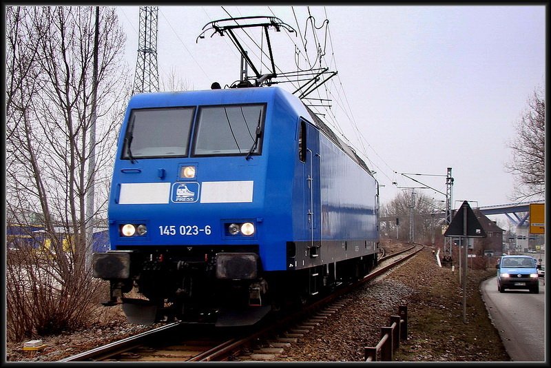 145 023-6 von -Press- beim  Kopf machen  an einem am Holzzug, der im Bhf Stralsund steht.  am 19.03.10 