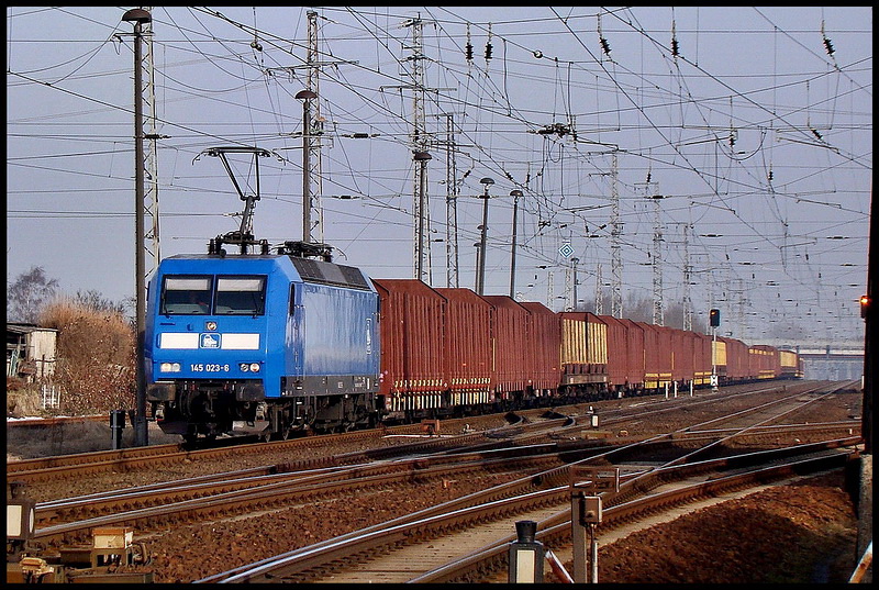 145 023-6 -Press- mit leeren Holzwagen unterwegs nach Grimmen.   Stralsund-  Srg   am 18.03.10 
