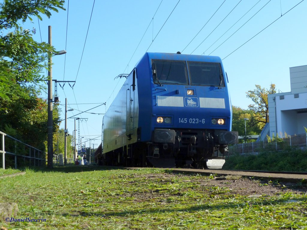 145 023 (Pressnitztalbahn) bringt einen kurzen Flachwagenzug mit Schub von 204 005(Diesellok-nicht auf Bild)durch Dresden Cotta.
16.10.11 