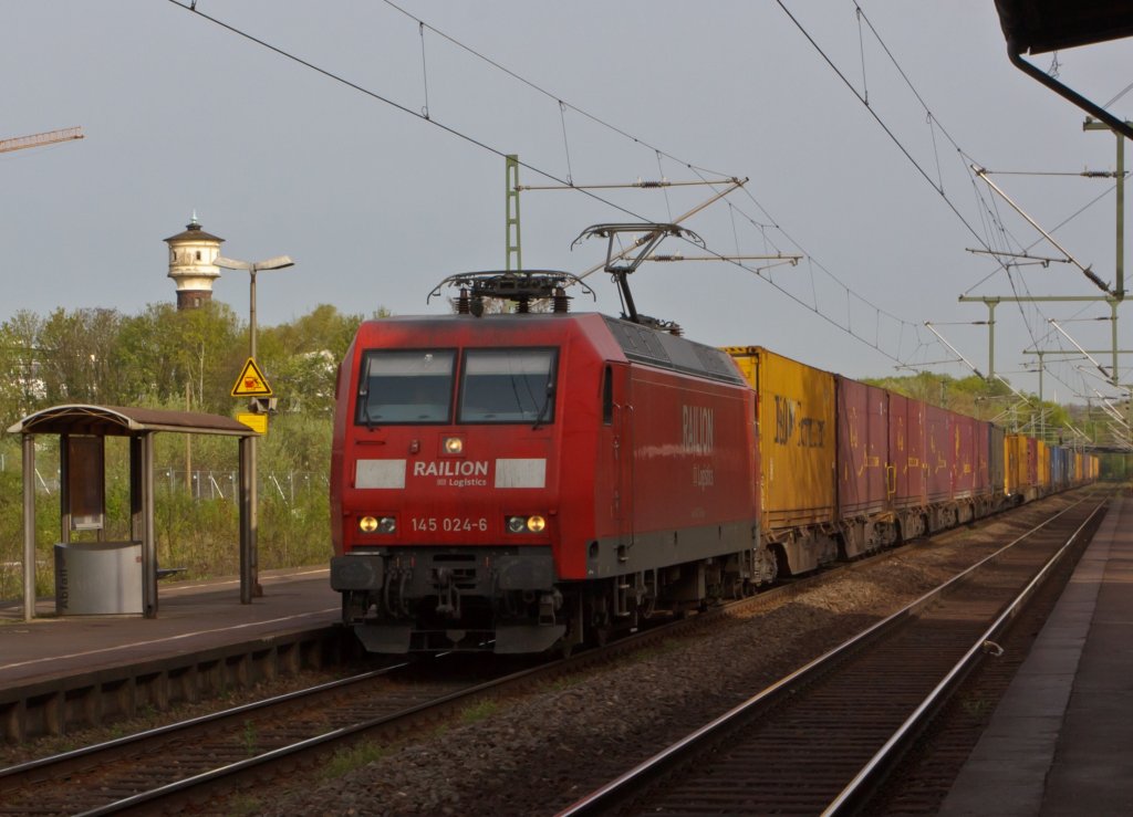 145 024-6 fhrt am 11.04.2011 mit Hupac-Containerzug durch den Bf Bonn-Oberkassel Richtung sden.