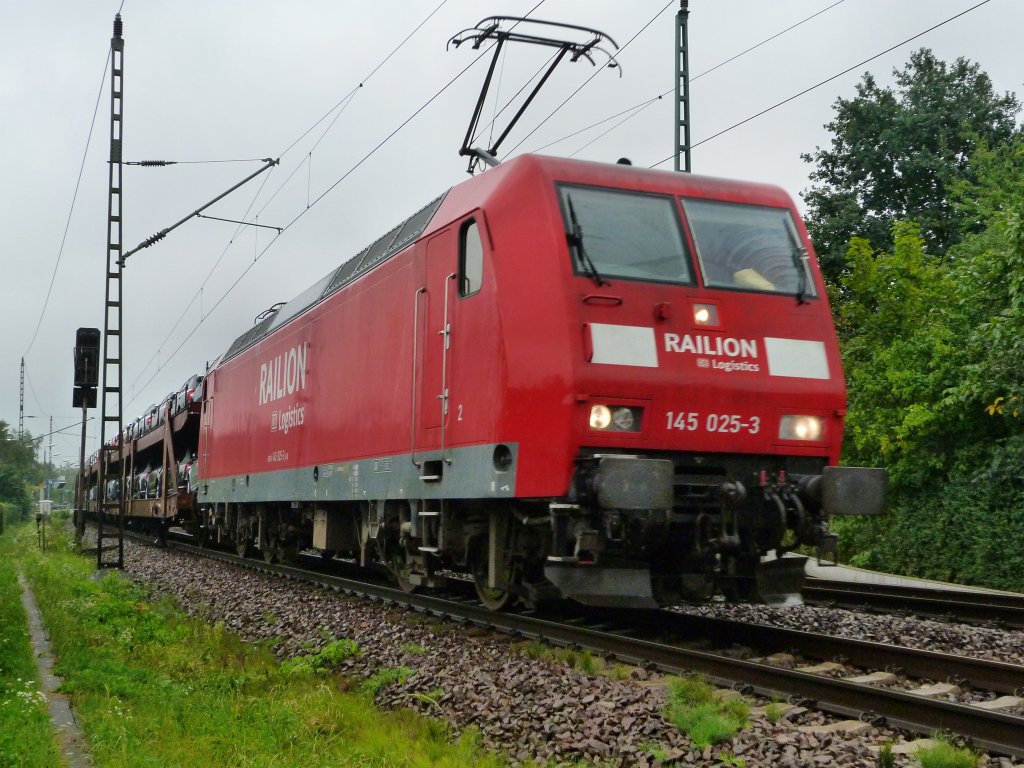 145 025 durchfhrt bei Regen mit ihrem Skoda Autozug Dresden Stetzsch am 5.9.12