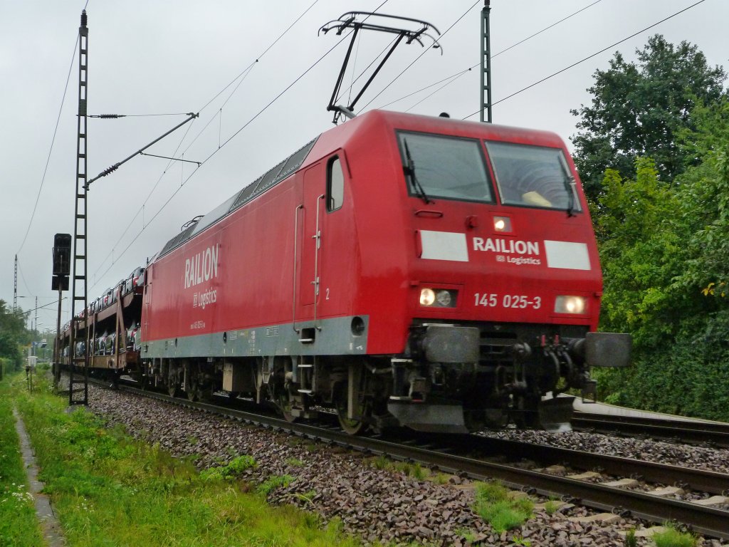 145 025 durchfhrt bei Regen mit ihrem Skoda Autozug Dresden Stetzsch am 5.9.12