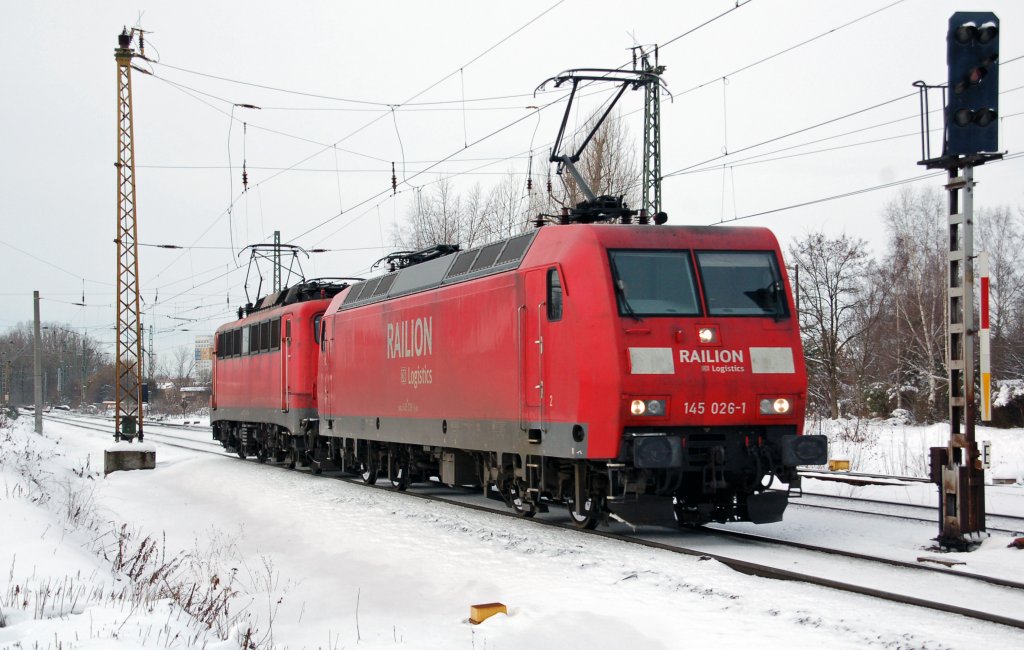 145 026 zieht am 10.12.10 139 314 durch Leipzig-Thekla Richtung Dresden.