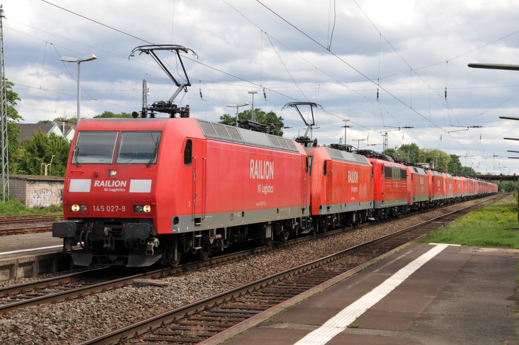 145 027-9 und 145 069-1 ziehen einen Lokzug mit insgesamt 21 (!) Lokomotiven. Aufgenommen in Bonn-Beuel am 18/06/2011.