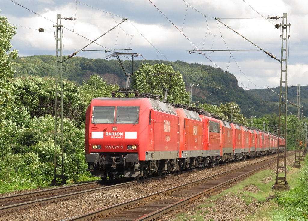 145 027-9 f�hrte den 21 Lokomotiven langen Zug am 18.6.2011 bei Bonn-Beuel an.