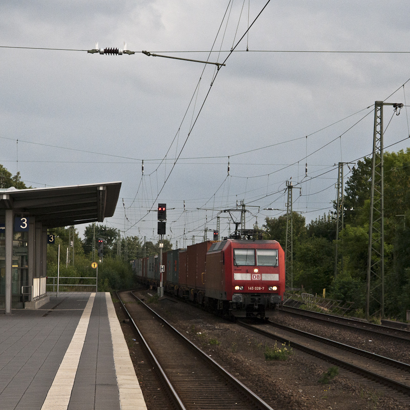 145 028-7 am 18. August 2010 mit Containerzug in Bremerhaven-Lehe.