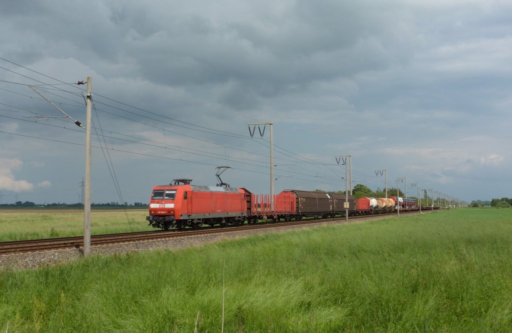 145 028-7 fuhr am 22.06.2012 mit einem Gterzug von Osnabrck nach Emden, hier bei Petkum.