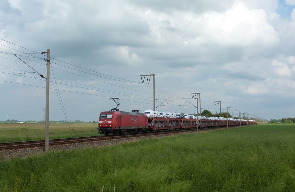145 029-5 fuhr am 22.06.2012 mit einem Gterzug von Osnabrck nach Emden, hier bei Petkum.