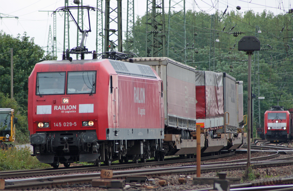 145 029-5 mit einem Gterzug bei der Durchfahrt in Kln Gremberg, 5.8.10