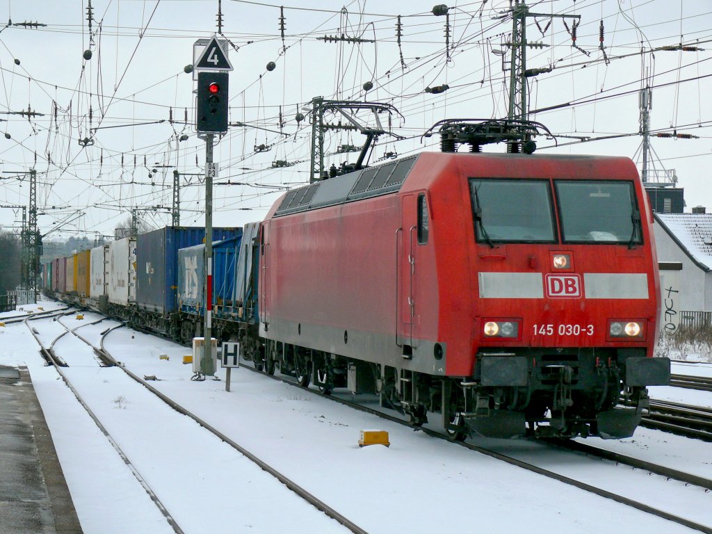 145 030-3 mit einem Containerzug auf dem Weg nach Aachen-West, hier im Gleisvorfeld vom Hbf Aachen. Aufgenommen am 13/02/2010.