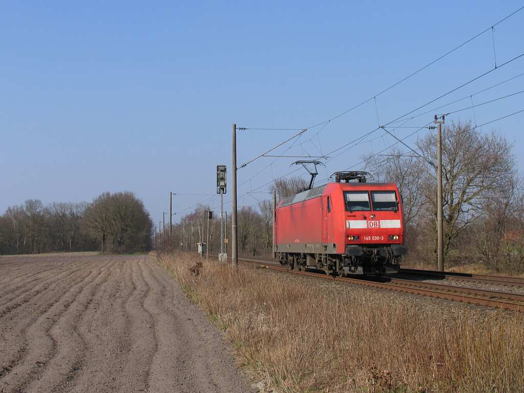 145 030-3 zwischen Emden und Rheine bei Devermhlen (B 296.6) am 23-3-2012.
