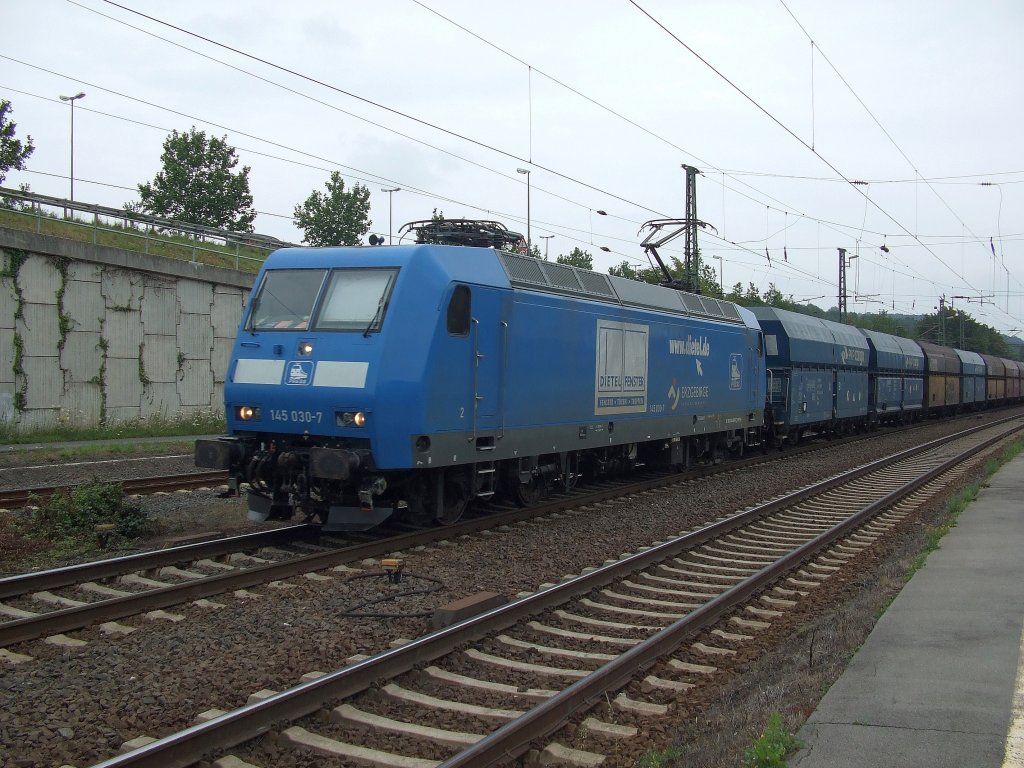 145 030-7 durchfhrt mit einem Gterzug den Brackweder Bahnhof. 21.07.2011.