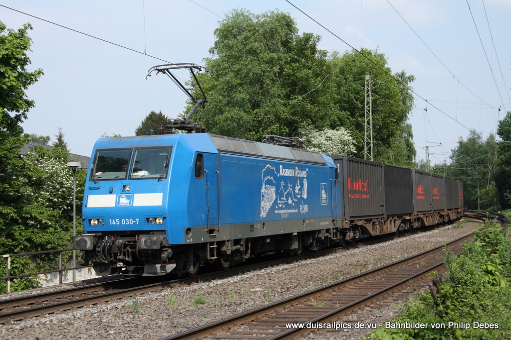 145 030-7 (Press /  Rasender Roland ) f�hrt am 26. April 2011 um 15:47 Uhr mit einem G�terzug durch Gelsenkirchen Buer
