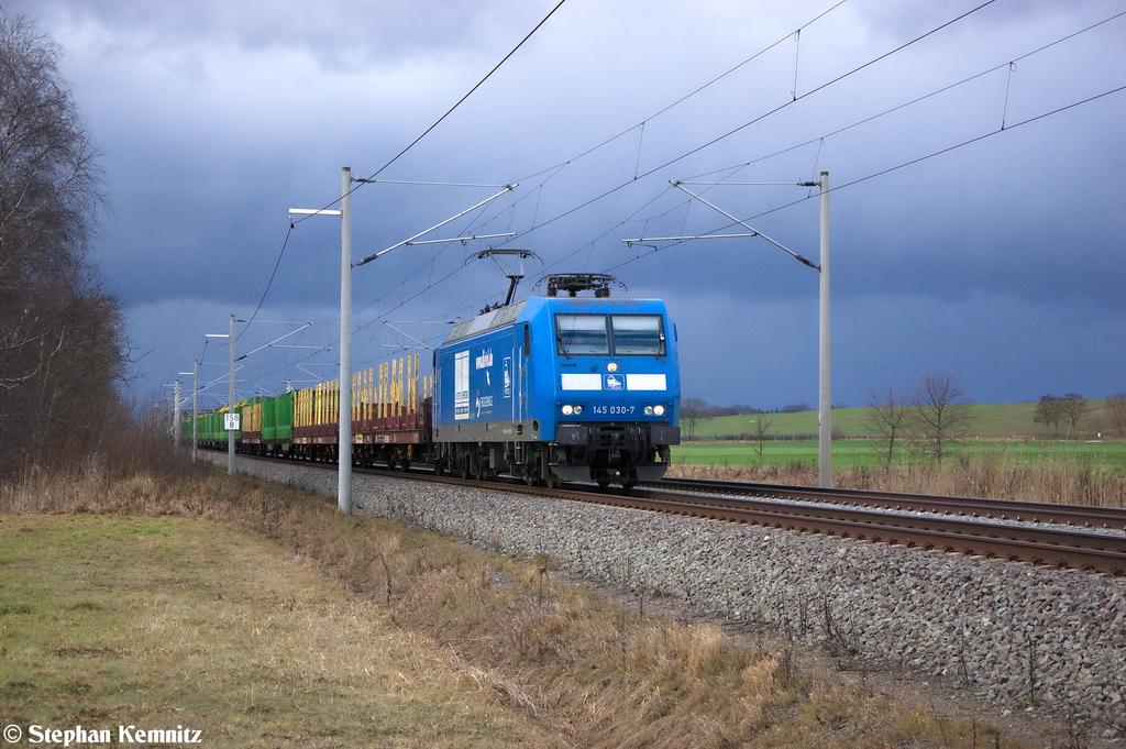 145 030-7 PRESS (145 085-7) mit einem leeren Holzzug bei Nennhausen und fuhr in Richtung Wustermark weiter. 30.12.2012