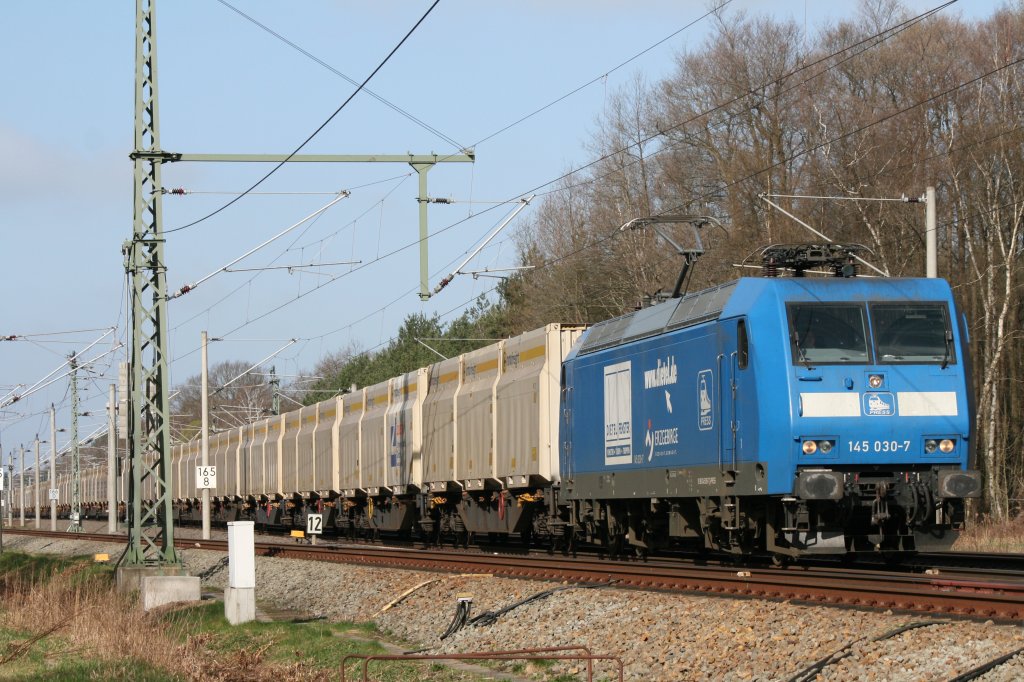 145 030-7 PRESS mit Hackschnitzelzug am 09.04.2011 zwischen Rathenow und Nennhausen