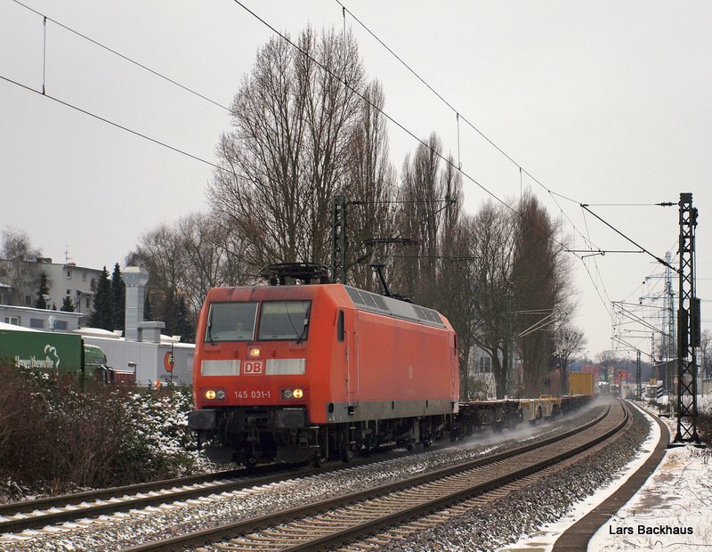 145 031-1 fhrt am 20.12.09 mit einem Containerzug aus Hamburg-Waltershof ber die Unterelbbahn Richtung Maschen Rbf. 