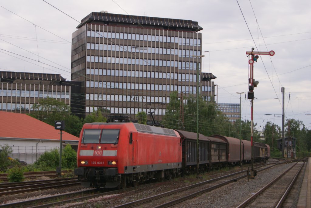 145 031-1 mit einem gemischten Gterzug in Dsseldorf-Rath am 28.05.2011