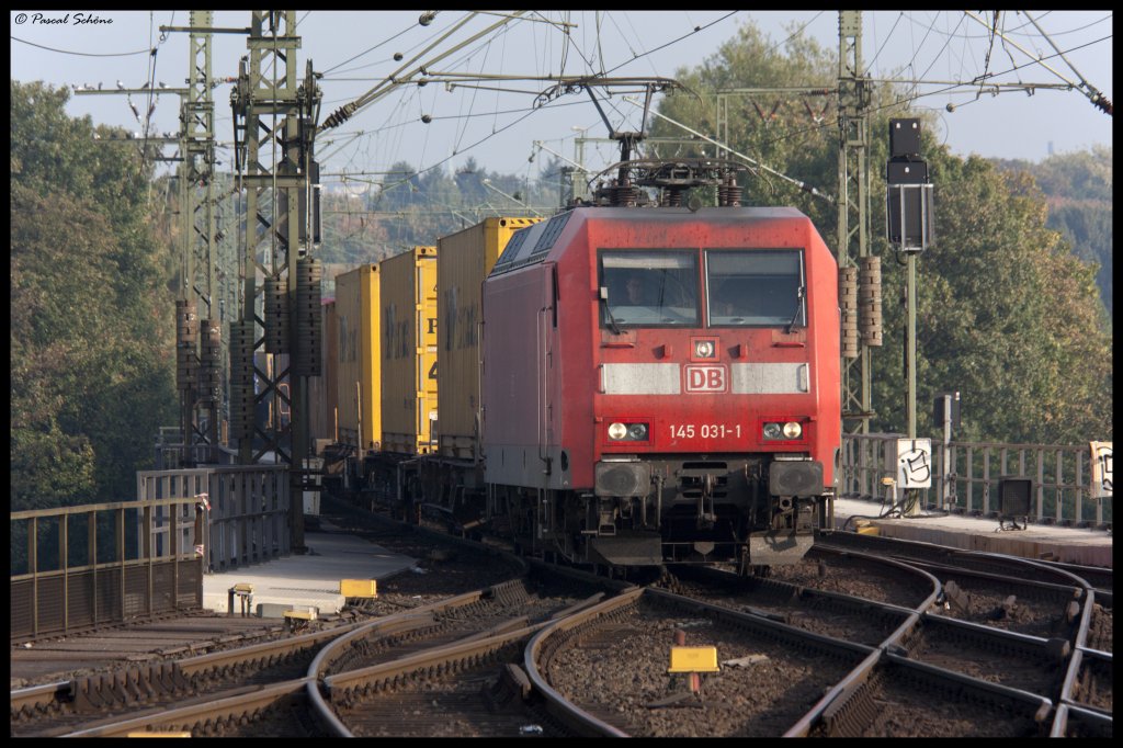 145 031 als Gz mit Kontainerfracht aus Richtung K�ln kommend, durch den Aachener Hauptbahnhof fahrend.
13.10.10 15:45