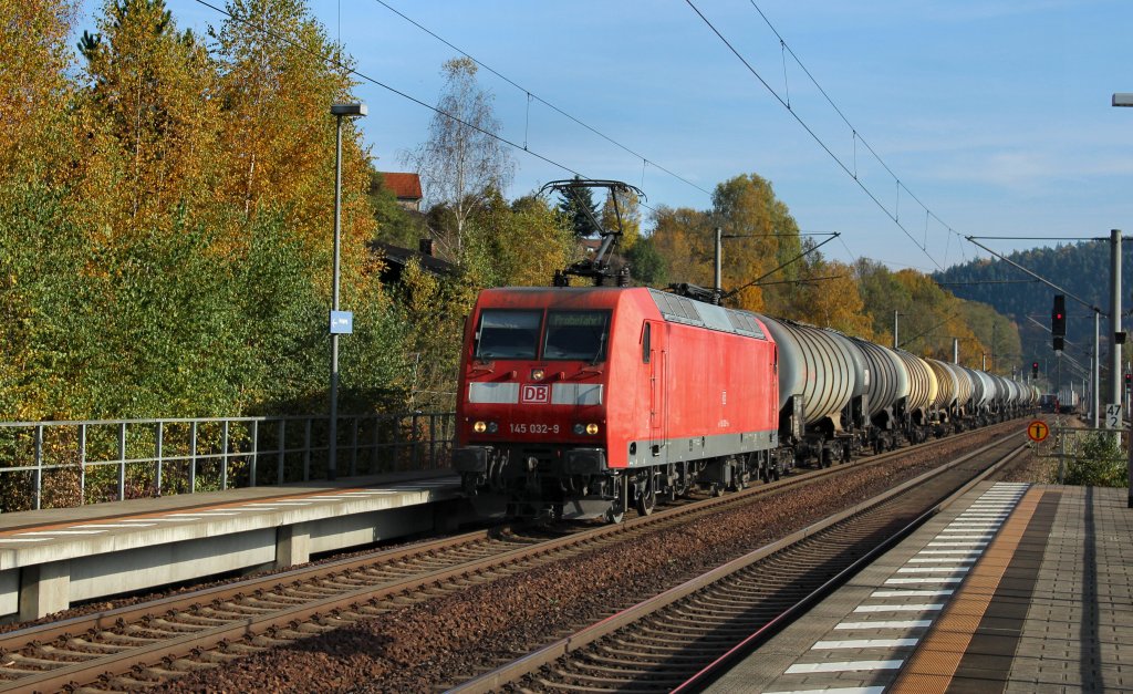 145 032-9 mit einem Kesselwagenzug auf der Saalbahn in Richtung Saalfeld (Saale) bei der Durchfahrt in Orlam�nde.