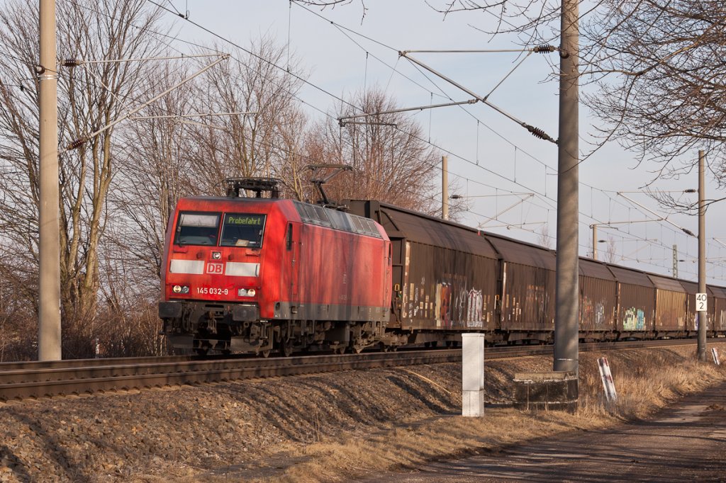 145 032-9 rollt mit einem Gterzug am 22.02.2012 bei Radegast in Richtung Leipzig.
