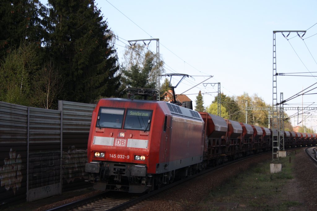 145 032 f�hrt am 21.04.2010 mit einem G�terzug durch den Bahnhof Braunschweig Weddel