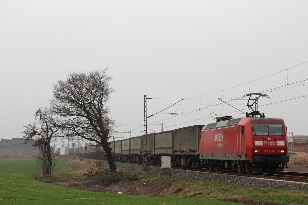 145 033 am 17.3.12 mit einem Ambrogio bei der Durchfahrt durch Neuss-Allerheiligen.